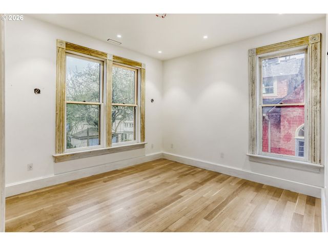 2377 Nw KEARNEY St, Portland, OR 97210