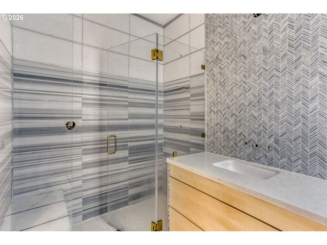 2377 Nw KEARNEY St, Portland, OR 97210