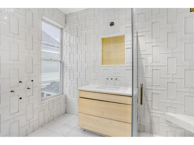 2377 Nw KEARNEY St, Portland, OR 97210