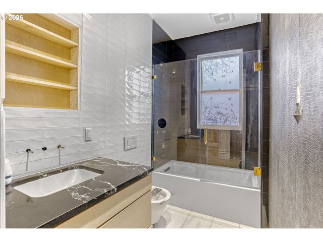 2377 Nw KEARNEY St, Portland, OR 97210