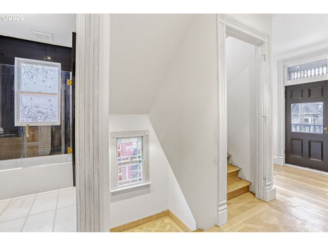 2377 Nw KEARNEY St, Portland, OR 97210