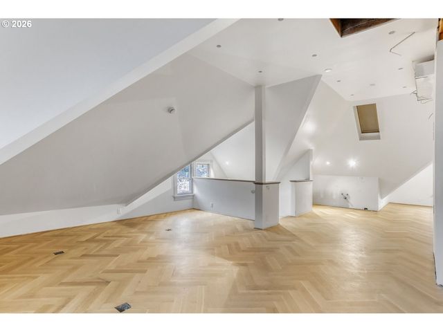 2377 Nw KEARNEY St, Portland, OR 97210