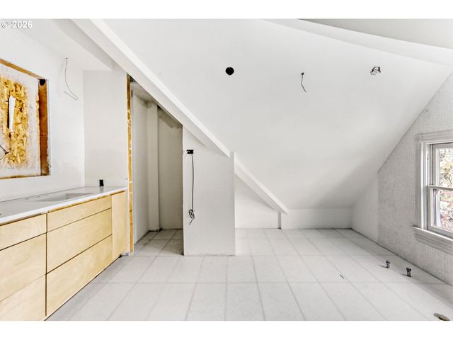 2377 Nw KEARNEY St, Portland, OR 97210