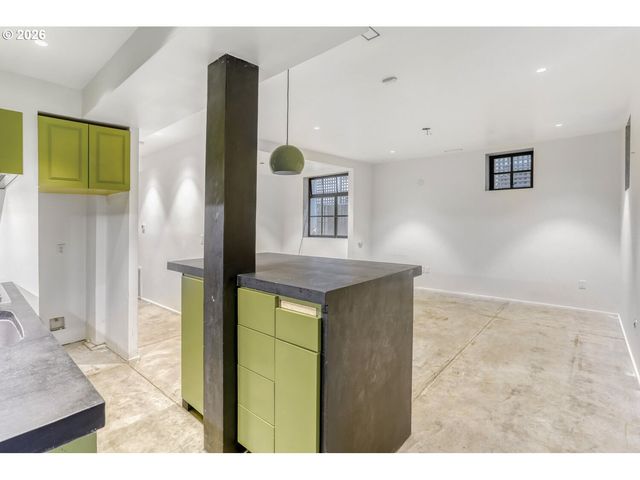 2377 Nw KEARNEY St, Portland, OR 97210