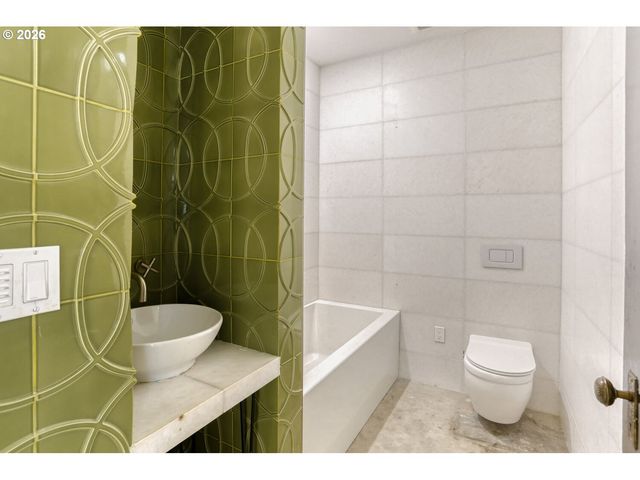 2377 Nw KEARNEY St, Portland, OR 97210