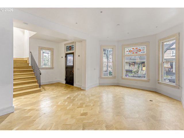 2377 Nw KEARNEY St, Portland, OR 97210