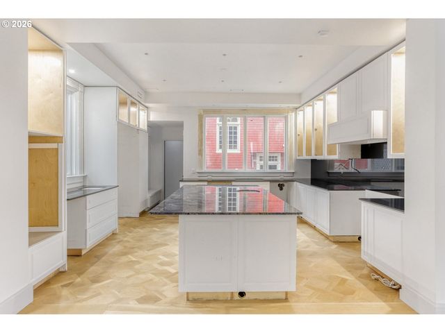 2377 Nw KEARNEY St, Portland, OR 97210