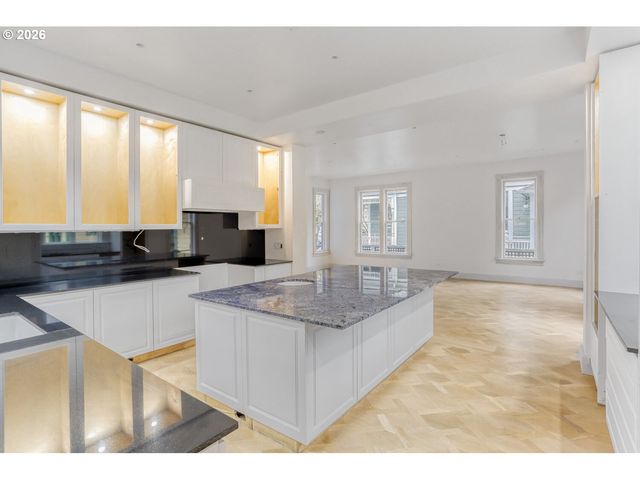 2377 Nw KEARNEY St, Portland, OR 97210