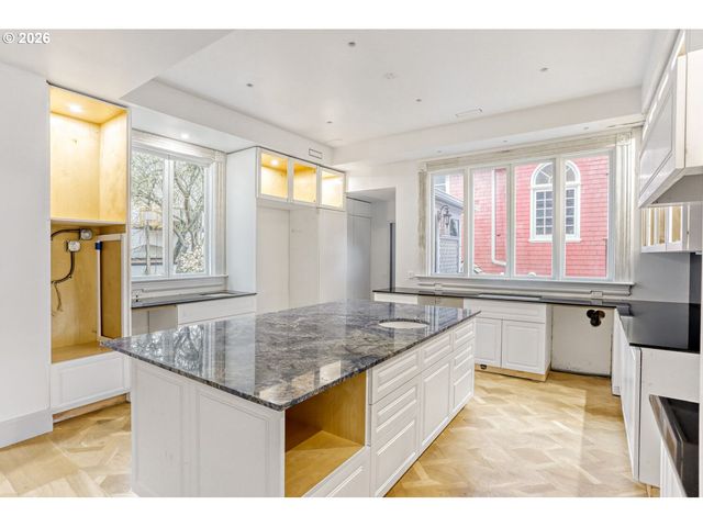 2377 Nw KEARNEY St, Portland, OR 97210