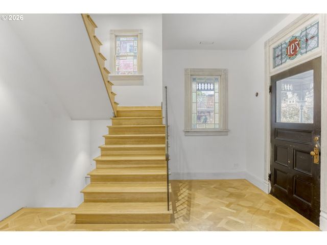 2377 Nw KEARNEY St, Portland, OR 97210