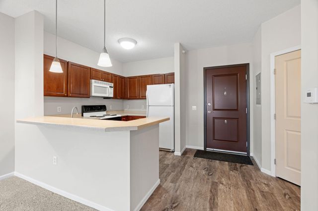 649 Old Highway 8 NW 227, New Brighton, MN 55112