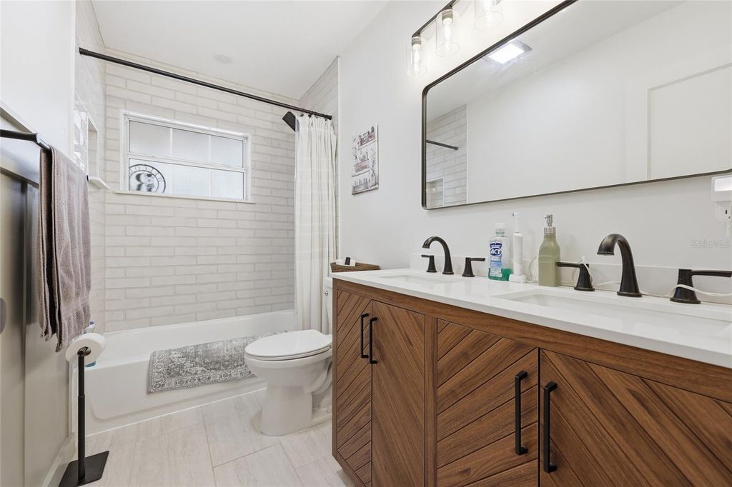 Image 19 of property listing at 812 NW 36TH TERRACE, Gainesville, FL 32605