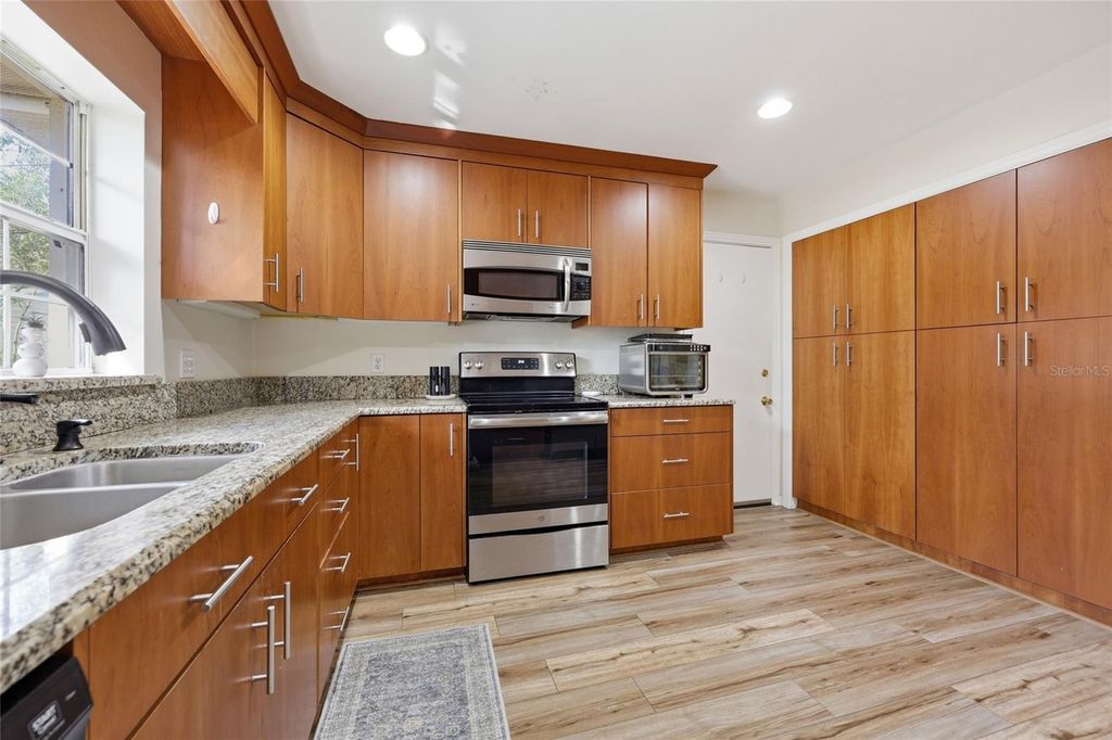 Image 6 of property listing at 812 NW 36TH TERRACE, Gainesville, FL 32605