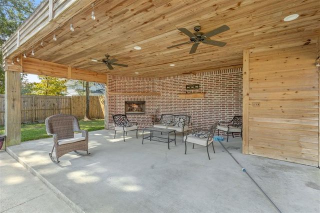 1905 Plantation Drive, Lake Charles, LA 70605