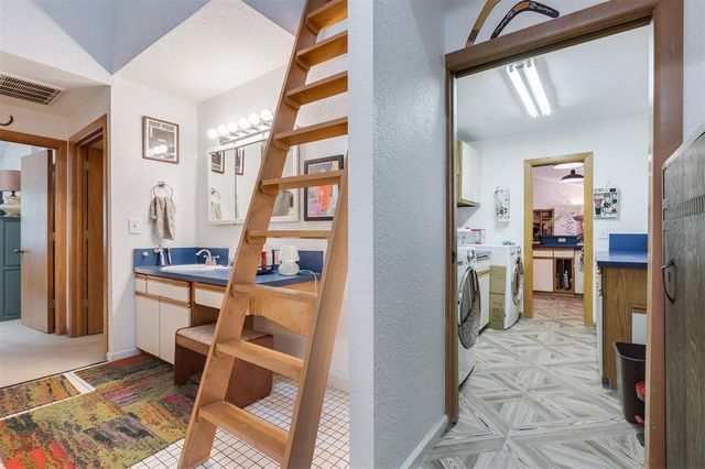 7000 Lakepointe Drive, Oklahoma City, OK 73116