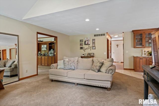 4 Red Bud Run, Sherman, IL 62684