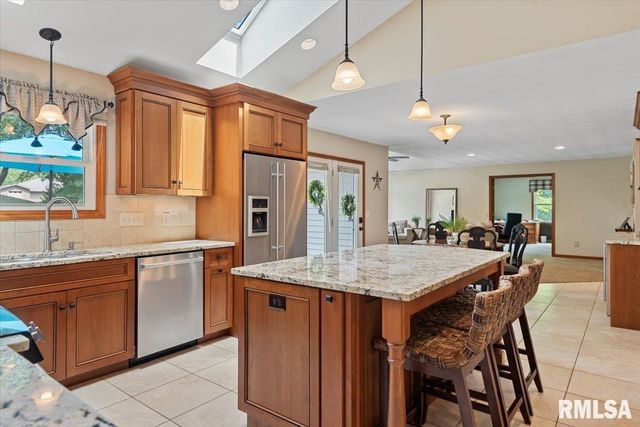 4 Red Bud Run, Sherman, IL 62684