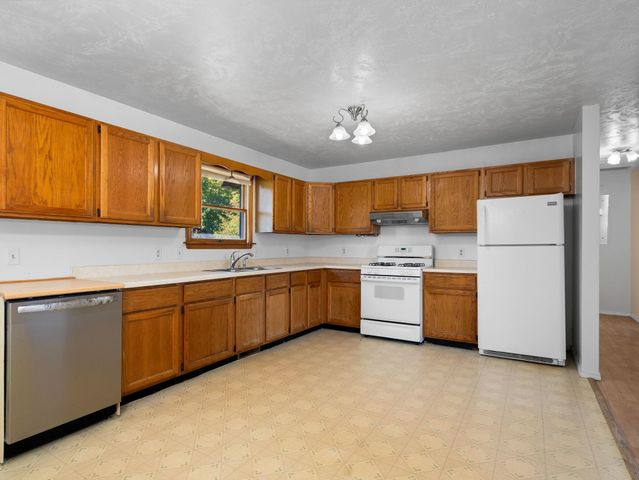 1800 Fairfield Drive, Green Lake Twp, MI 49637