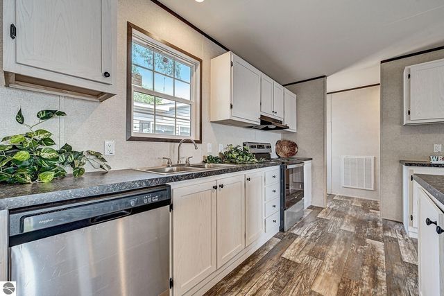 8916 NW Valley, Rapid City, MI 49676