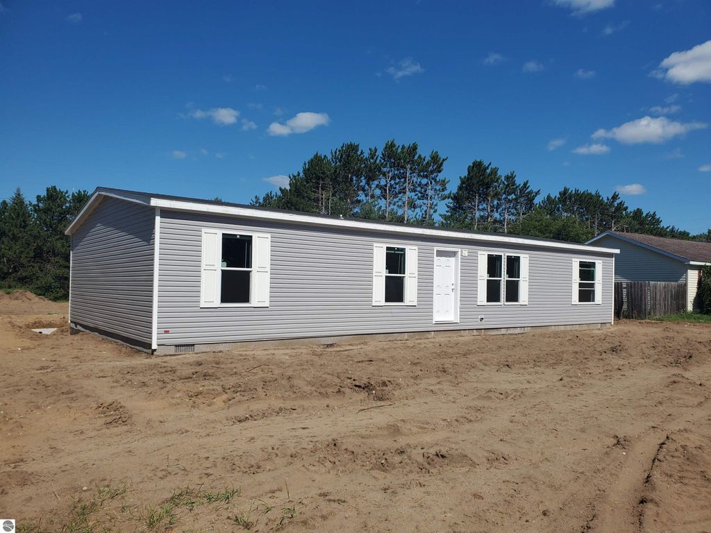 8916 NW Valley, Rapid City, MI 49676