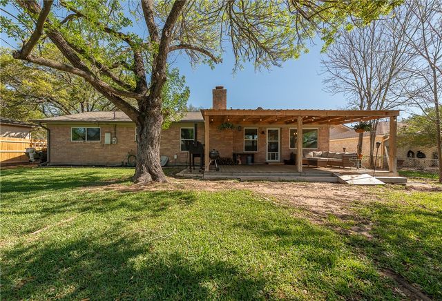 2904 River Oaks, Bryan, TX 77802