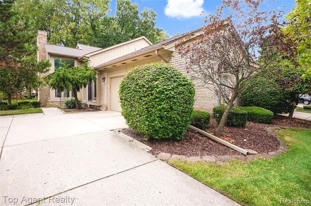 43088 W Kirkwood Drive, Clinton Township, MI 48038