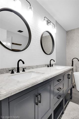 43088 W Kirkwood Drive, Clinton Township, MI 48038