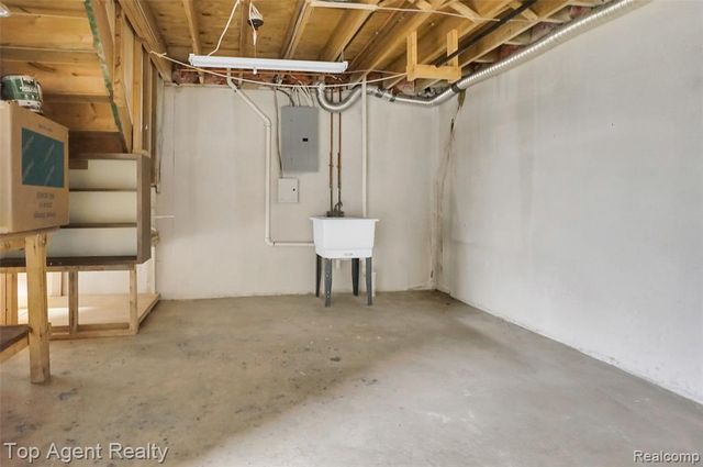 43088 W Kirkwood Drive, Clinton Township, MI 48038