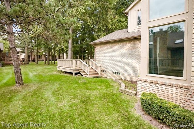 43088 W Kirkwood Drive, Clinton Township, MI 48038