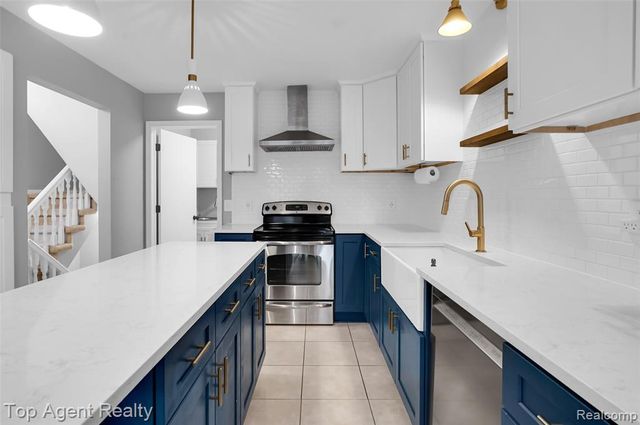 43088 W Kirkwood Drive, Clinton Township, MI 48038