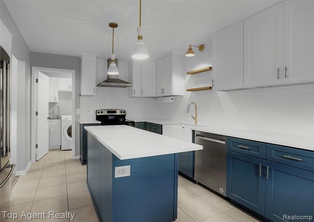 43088 W Kirkwood Drive, Clinton Township, MI 48038