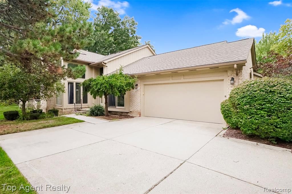 43088 W Kirkwood Drive, Clinton Township, MI 48038