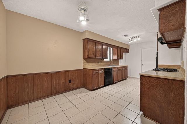 1001 N Shepherd Drive, Baytown, TX 77520