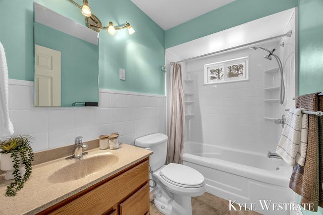 1122 W Green Street, Hastings, MI 49058