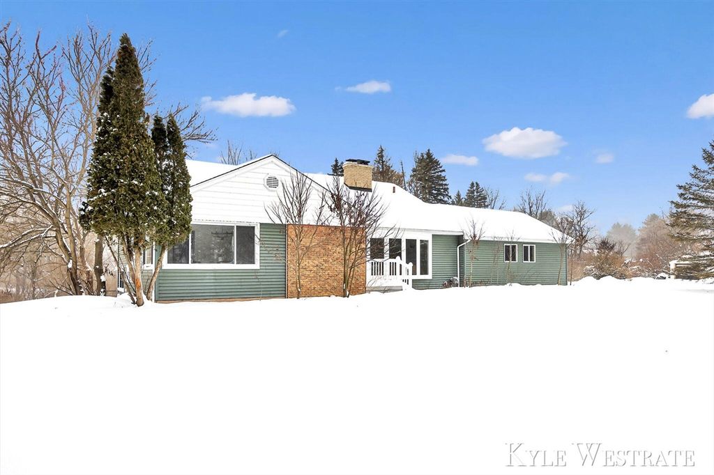 1122 W Green Street, Hastings, MI 49058