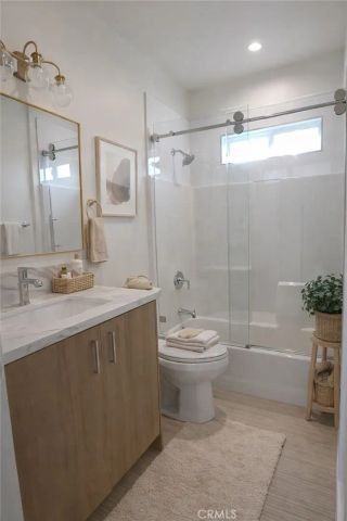 8805 Delco Ave, Winnetka, CA 91306