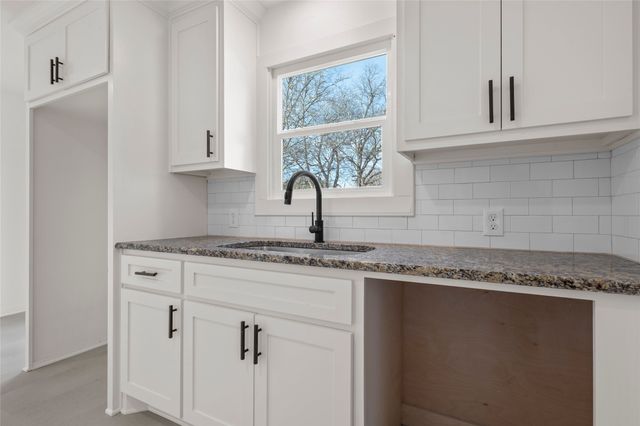 1104 W 10th Street, Mcgregor, TX 76657