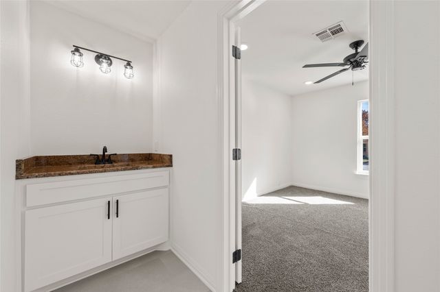 1104 W 10th Street, Mcgregor, TX 76657