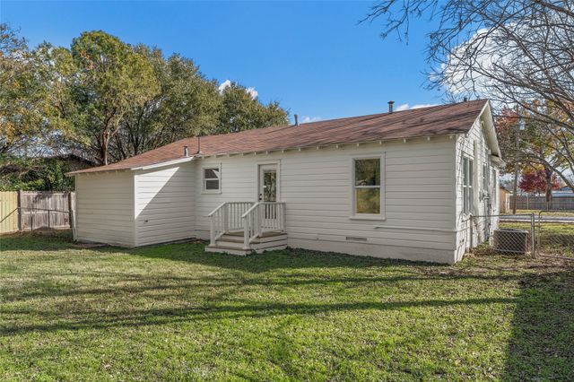 1104 W 10th Street, Mcgregor, TX 76657