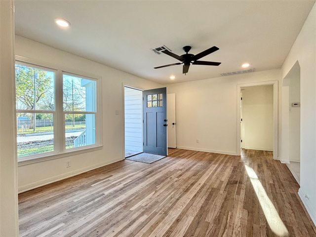 1104 W 10th Street, Mcgregor, TX 76657