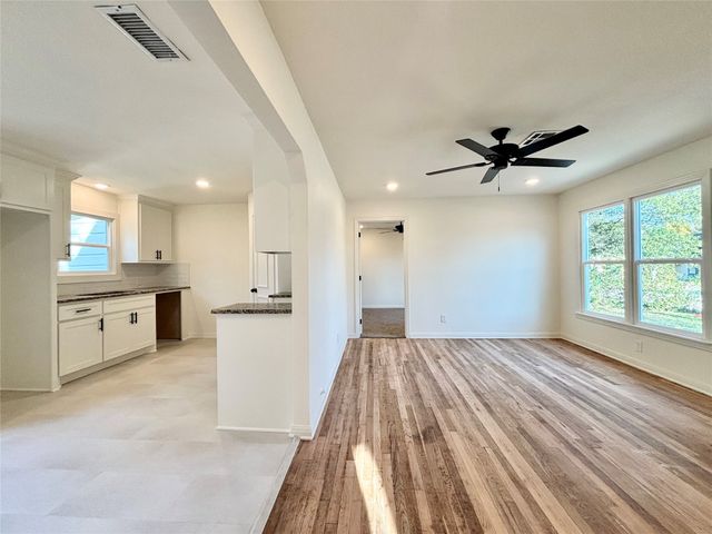 1104 W 10th Street, Mcgregor, TX 76657