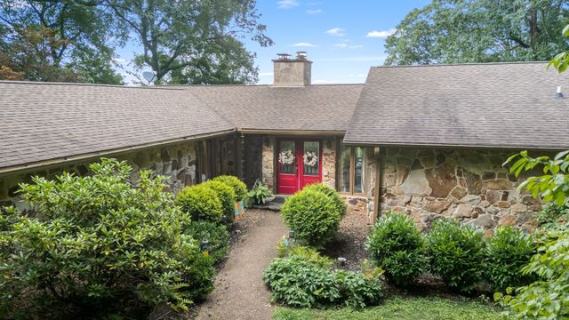 569 Haynes Rd, Sewanee, TN 37375