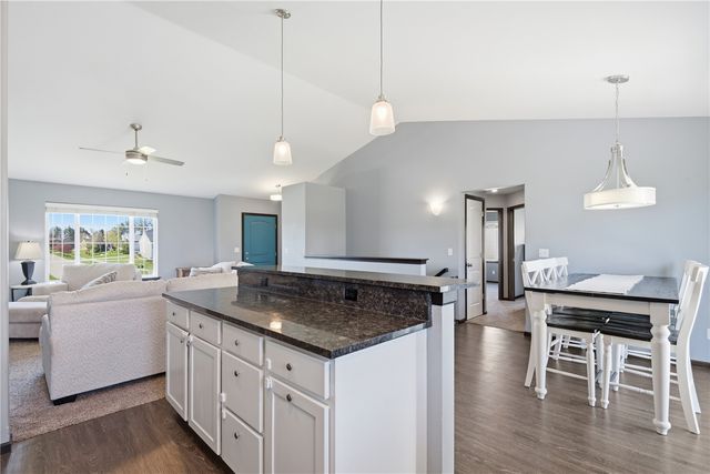 2124 Shady Grove Road SW, Cedar Rapids, IA 52404