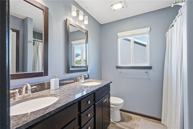 2124 Shady Grove Road SW, Cedar Rapids, IA 52404