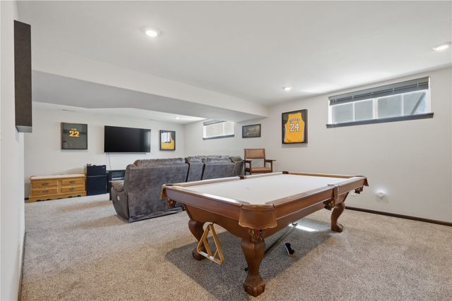 2124 Shady Grove Road SW, Cedar Rapids, IA 52404