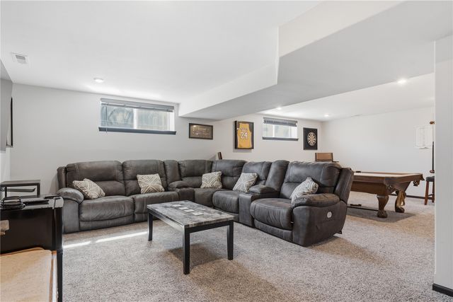 2124 Shady Grove Road SW, Cedar Rapids, IA 52404