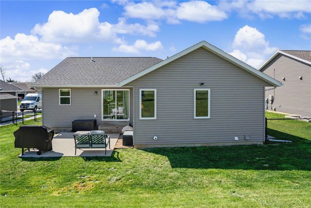 2124 Shady Grove Road SW, Cedar Rapids, IA 52404