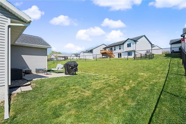 2124 Shady Grove Road SW, Cedar Rapids, IA 52404