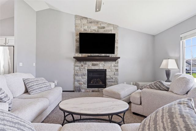 2124 Shady Grove Road SW, Cedar Rapids, IA 52404