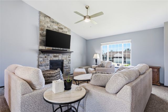 2124 Shady Grove Road SW, Cedar Rapids, IA 52404